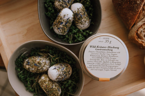 Ziegenkäseeier mit Wild-Kräuter-Mischung