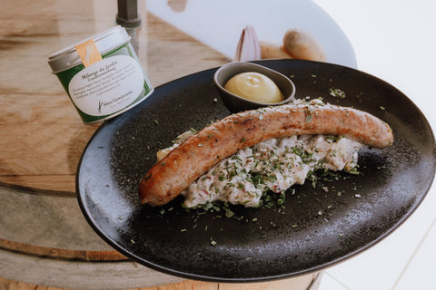 Bratwürste mit Kartoffelsalat und Mélange du Jardin