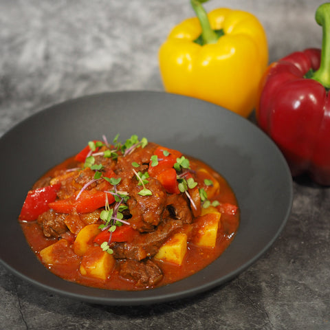 Rindergulasch mit Umami-Booster, Sauerrahm und Kartoffeln