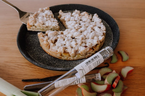 Rhabarberstreusel mit Vanille und Holunderblütensirup - www.altesgewuerzamt.live
