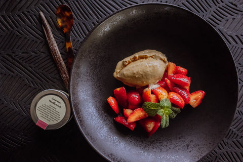 Karamelleis mit Macadamianüssen auf marinierten Erdbeeren und Vanille