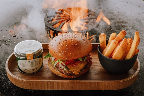 Smash Burger mit BBQ Beef und Smoked-Salsa - www.altesgewuerzamt.live