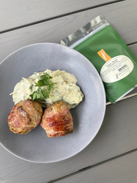 Umami-Booster Frikadelle mit Feta und Bacon auf Gurkensalat - www.altesgewuerzamt.live