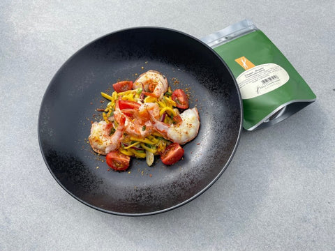 Kreolischer Mangosalat mit Frühlingszwiebeln, Garnelen und Umami-Booster - www.altesgewuerzamt.live