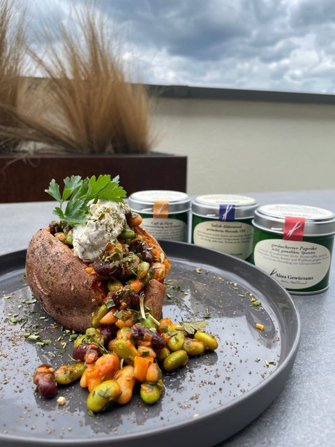 Gefüllte Süßkartoffeln vom Grill mit gemischten Bohnen und Kräuterschmand Café de Paris - www.altesgewuerzamt.live