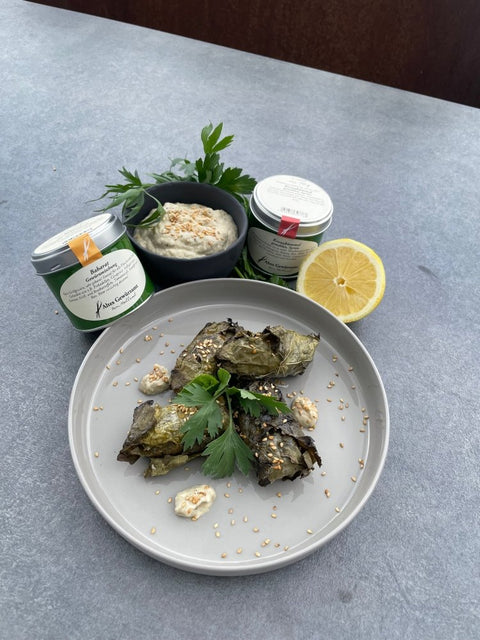 Gegrille Kichererbsenröllchen mit Baharat im Weinblatt und Baba Ghanoush - www.altesgewuerzamt.live