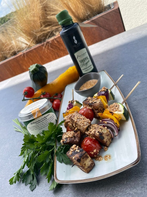 Vegane Tofu Spieße mit Sesam, buntem Gemüse und Shoyu Royal - www.altesgewuerzamt.live