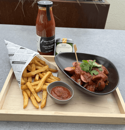 Currywurst mit Pommes und Curry-Ketchup - www.altesgewuerzamt.live