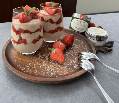 Maisgrießflammerie mit Tonkabohne und Gewürzzucker-Erdbeeren - www.altesgewuerzamt.live