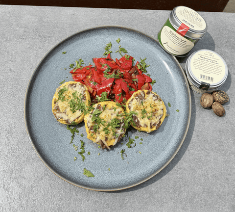 Maispolentaschnitte mit Oliventapenade und Bergkäse auf rauchigem Spitzpaprikagemüse - www.altesgewuerzamt.live