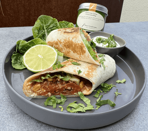 Tex-Mex Burrito mit Romanasalat, Chili con Carne Gewürz und saure Sahne - www.altesgewuerzamt.live