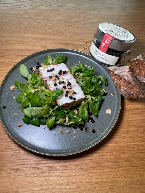 Ziegenkäse mit Birnen, Walnüssen und frischem Pfeffer mit Meersalz fermentiert - www.altesgewuerzamt.live