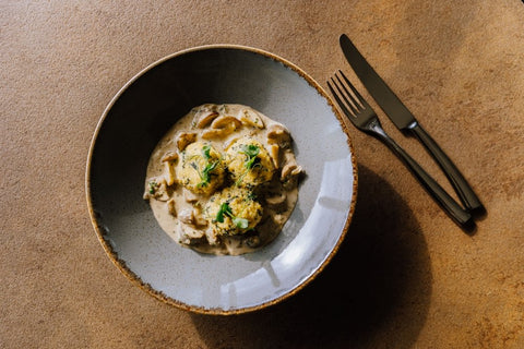 Polenta-Spinatknödel mit Bergkäse und Pilzrahmsoße - www.altesgewuerzamt.live