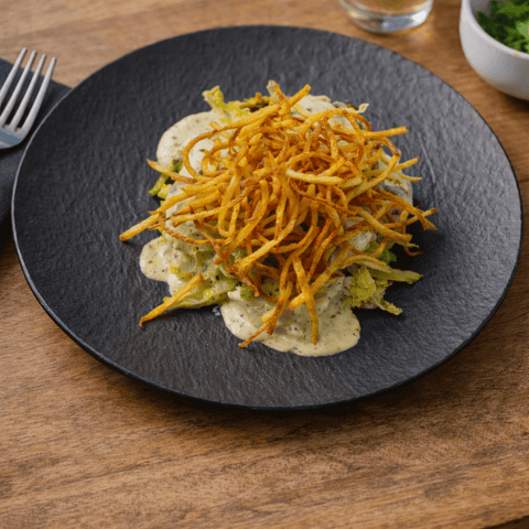Wallerfilet gedämpft auf glasierten Wirsing mit Kräuter-Senf Beurre Blanc und Pommes Allumettes - www.altesgewuerzamt.live