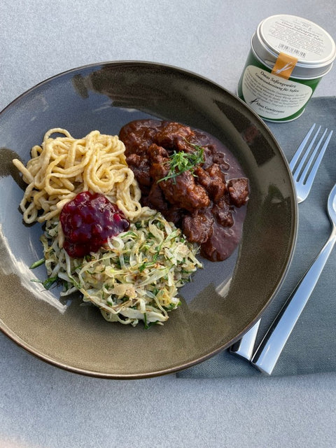Rehragout mit Omas Soßengewürz, glasierter Spitzkohl und Spätzle - www.altesgewuerzamt.live