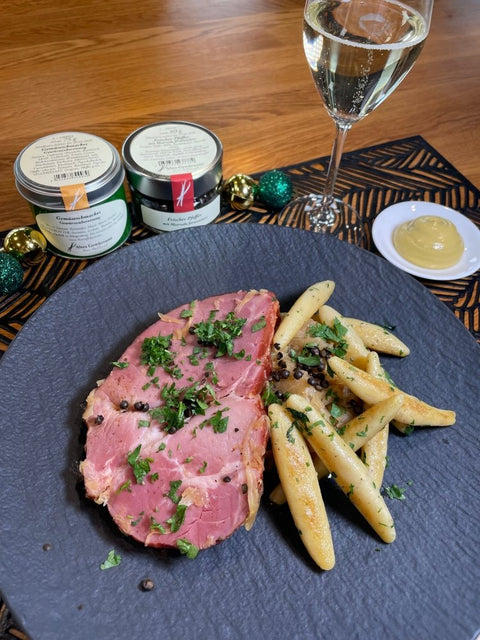 Kassler Rippchen mit Champagnerkraut, frischer Pfeffer fermentiert und Schupfnudeln - www.altesgewuerzamt.live