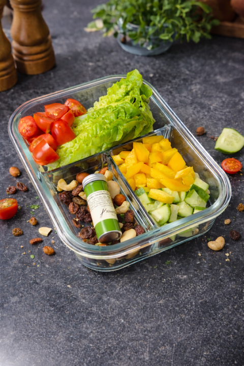 Bunter Salat mit Honigsenf Dressing und Nüssen - www.altesgewuerzamt.live