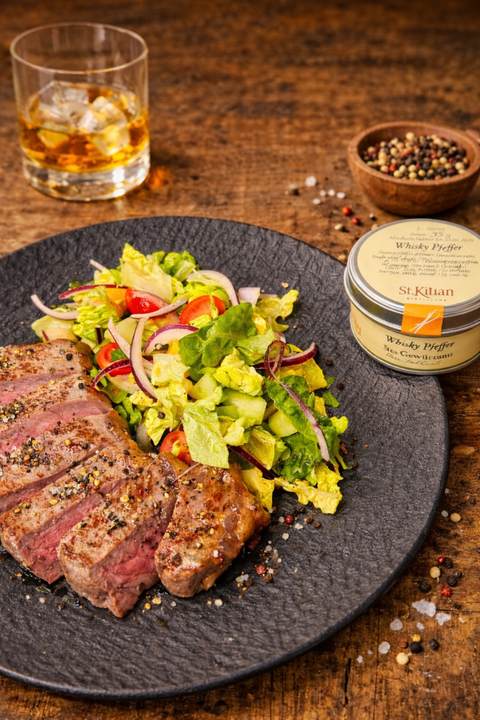Whisky flamed Steak mit Whisky Pfeffer auf Chopped Salad - www.altesgewuerzamt.live