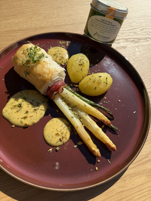 Spargel im Blätterteig mit Schinken und Sauce Hollandaise - www.altesgewuerzamt.live