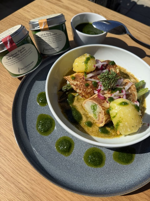 Spargel im Crêpe mit rohen Schinken und Salzkartoffeln - www.altesgewuerzamt.live