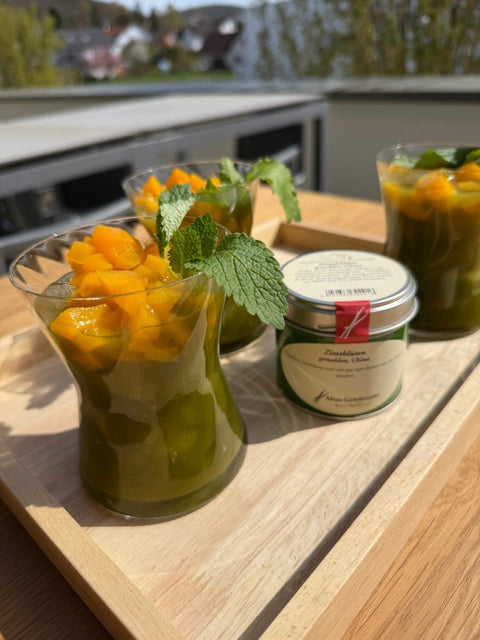 Matcha Eistee mit Pfirsich und Zimtblüte - www.altesgewuerzamt.live