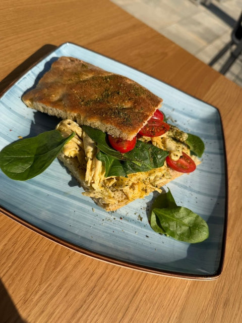 Sofies Focaccia mit Rührei, jungem Spinat und Pausenzauber - www.altesgewuerzamt.live