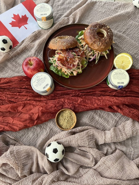 Smokey Lachs auf Bagel mit Apfel-Cranberry Salat, Ahorn Sirup und Bacon - www.altesgewuerzamt.live