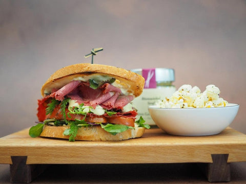American Pastrami Sandwich mit Röstzwiebel Senf und pikantem BBQ-Beef-Popcorn - www.altesgewuerzamt.live