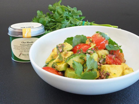 Avocado-Tomaten-Gurkensalat mit Chat Masala - www.altesgewuerzamt.live