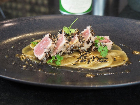 Balfego Tuna mit Paradieskörnern gebraten auf karamellisiertem Rettich und Sesamvinaigrette - www.altesgewuerzamt.live