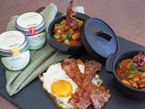 BBQ-Whisky Beans mit Cajun Spice aus der Gusspfanne mit Spiegelei von der Feuertonne - www.altesgewuerzamt.live