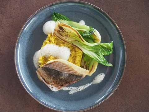 Dorade auf goldenem Pilawreis und Pak Choi mit “Goldene Milch“ - www.altesgewuerzamt.live
