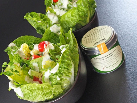Einfaches Joghurtdressing mit Salatgewürz Gartenkräuter - www.altesgewuerzamt.live