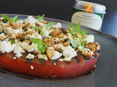 Feta auf gegrillter Wassermelone mit Vilgis Wasser - www.altesgewuerzamt.live