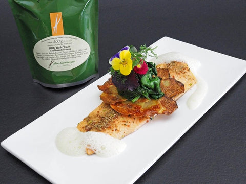 Filet vom Saibling auf der Zedernholzplanke mit Baby-Spinat an Noilly Prat-Schaum und Pommes Maxim - www.altesgewuerzamt.live