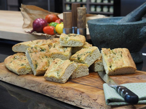 Focaccia mit Mallorquinischem Kräutergarten & Sonnensalz Flocken - www.altesgewuerzamt.live
