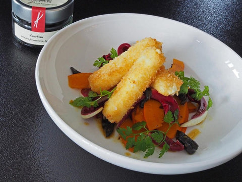 Gebackener Fetakäse mit Hokkaido-Kürbis süß-sauer, Trevisano und schwarzer fermentierter Zwiebel - www.altesgewuerzamt.live