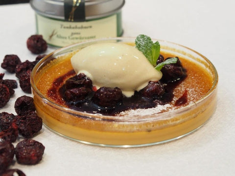 Gebrannte Karamellcreme mit Sauerkirschen in Zimtblütenwein und Tonkabohneneis - www.altesgewuerzamt.live