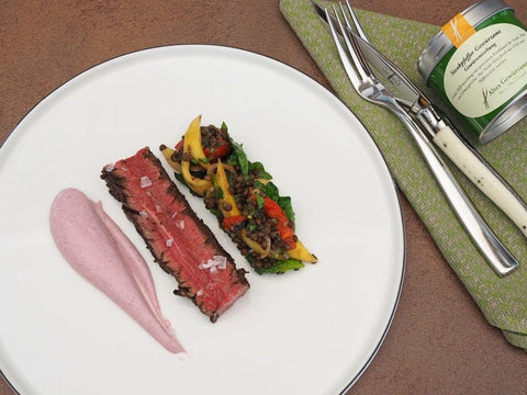 Gegrilltes Onglet vom Rind mit Steakpfeffer Gewürzamt, schwarzem Linsensalat und Purple-Curry-Joghurt - www.altesgewuerzamt.live