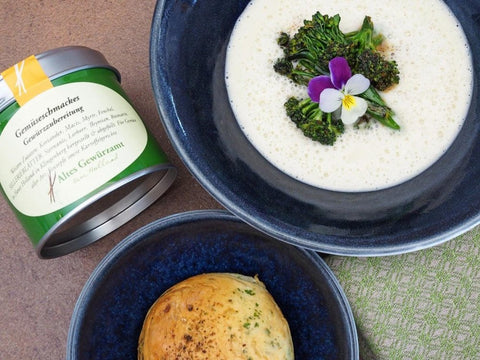 Gesmokte Blumenkohlsuppe mit glasiertem wilden Brokkoli und Blumenkohl-Kerbel-Buns - www.altesgewuerzamt.live