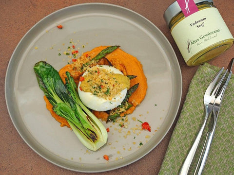 Gesmokte Burrata mit Vadouvan-Senf-Lack, Thai-Gemüse aus dem Wok und Süßkartoffelpüree - www.altesgewuerzamt.live
