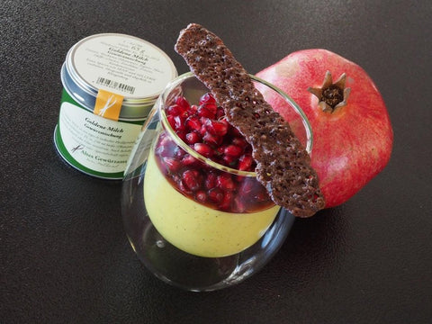 Golden Panna Cotta mit Granatapfelsalat und Kakao-Tuile - www.altesgewuerzamt.live
