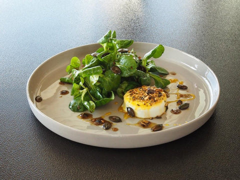 Gratinierter Ziegenkäse mit Safran-Honig, Feldsalat und Kürbiskern-Vinaigrette - www.altesgewuerzamt.live