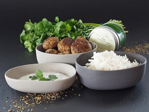 Hackfleischbällchen mit Zatar auf Basmatireis und Joghurt-Dip - www.altesgewuerzamt.live
