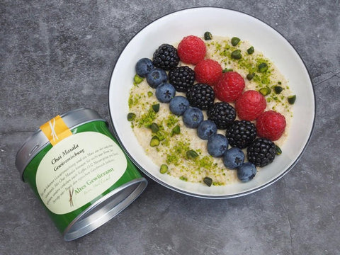 Haferbrei mit Chai Masala, Beeren und Pistazienkernen - www.altesgewuerzamt.live