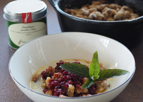 Himbeer-Crumble mit Zimtblüten-Streusel & Vanillesahne mit Zimtblüten - www.altesgewuerzamt.live