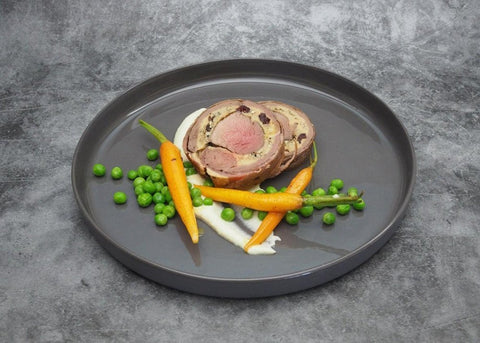 Hirschroulade mit Molé, Selleriepüree, Erbsen und Vanille-Karotten - www.altesgewuerzamt.live