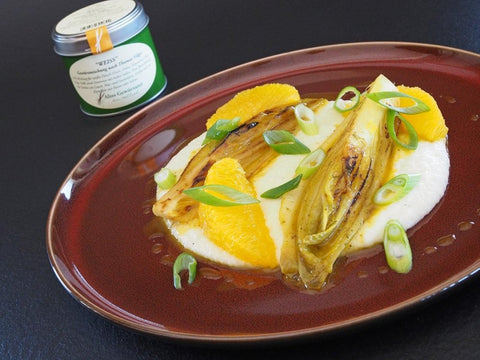 In Orange geschmorter Chicorée auf flüssiger Polenta mit Vilgis Weiss - www.altesgewuerzamt.live