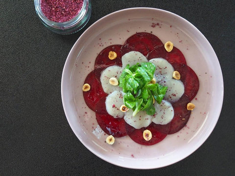 Jakobsmuschel-Carpaccio mit Sylter Wildbeerensalz, Haselnussöl, roter Beete und kleinem Feldsalat - www.altesgewuerzamt.live
