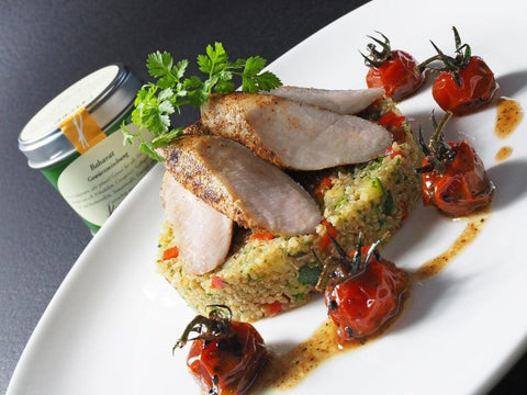 Kaninchenrücken mit Baharat gebraten, Gemüse-Quinoa & confierten Kirschtomaten - www.altesgewuerzamt.live
